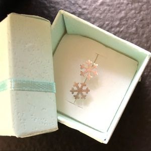 Sterling Silver Snowflake Earrings! ❄️